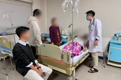 Bác sỹ thăm khám cho bệnh nhân bị ngộ độc thực phẩm do ăn bánh mỳ vào ngày 12/12/2025. (Ảnh: Công an cung cấp)