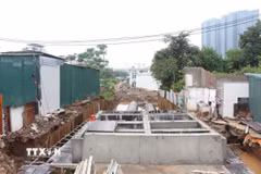 Hạng mục thi công chống ngập đoạn trên đường An Dương Vương (phường Phú Thượng) cơ bản hoàn thành. (Ảnh: Nguyễn Thắng/TTXVN)
