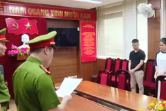 Công an đọc lệnh bắt tạm giam Quang Linh Vlog và Hằng du mục
