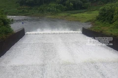 Công ty TNHH Một thành viên Khai thác thủy lợi Thái Nguyên vận hành xả nước qua tràn hồ Núi Cốc. (Nguồn: Cổng thông tin điện tử UBND tỉnh Thái Nguyên)