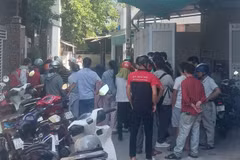Người dân bàng hoàng sau vụ án mạng nghiêm trọng xảy ra. (Nguồn: Báo Pháp luật)