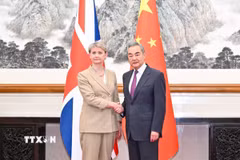 Bộ trưởng Ngoại giao Trung Quốc Vương Nghị và Ngoại trưởng Anh Yvette Cooper chủ trì Đối thoại chiến lược Trung Quốc-Anh lần thứ 11 tại Bắc Kinh. (Ảnh: THX/TTXVN)