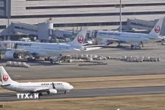 Máy bay của hãng hàng không Japan Airlines tại sân bay Haneda ở Tokyo, Nhật Bản. (Ảnh: Kyodo/TTXVN)