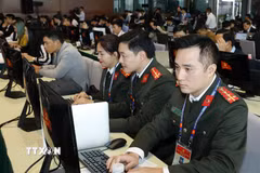 Phóng viên tác nghiệp tại Trung tâm Báo chí Đại hội XIII của Đảng. (Ảnh: TTXVN)
