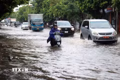 Tuyến đường Trần Nhân Tông, thành phố Hải Phòng, ngập diện rộng sau cơn mưa. (Ảnh: Hoàng Ngọc/TTXVN)