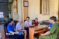 Hỗ trợ người dân trên địa bàn tỉnh Thanh Hóa hoàn thiện thủ tục. (Ảnh TTXVN phát)