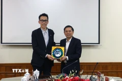 Ủy ban Nhân dân tỉnh Hà Nam tặng quà lưu niệm cho đoàn. (Ảnh: Nguyễn Chinh/TTXVN)