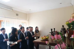 Dâng hương tại bàn thờ Bác đặt tại Trụ sở Đại sứ quán Việt Nam tại Nam Phi. (Ảnh: Hồng Minh/TTXVN)