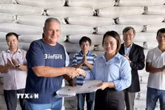 Giám đốc công ty Agri VMA Nguyễn Thị Thơm và Tổng Giám đốc công ty nông nghiệp Los Palacios, Michel Ballate Camejo ký hợp đồng bàn giao 1.200 tấn gạo. (Ảnh: Việt Hùng/TTXVN)