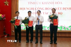 Ông Nghiêm Xuân Thành, Bí thư Tỉnh ủy Khánh Hòa, trao quyết định bổ nhiệm nhân sự thuộc Ban Thường vụ Tỉnh ủy quản lý. (Ảnh: Công Thử/TTXVN)