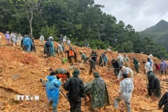 Cán bộ, chiến sỹ Công an tỉnh Tuyên Quang phối hợp cùng các lực lượng tìm kiếm 4 nạn nhân mất tích trong lũ lụt do hoàn lưu bão số 10 tại thôn Má Lầu A, xã Lũng Cú, tỉnh Tuyên Quang. (Ảnh: TTXVN phát)