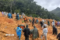 Cán bộ, chiến sỹ Công an tỉnh Tuyên Quang phối hợp cùng các lực lượng tìm kiếm 4 nạn nhân mất tích trong lũ lụt do hoàn lưu bão số 10 tại thôn Má Lầu A, xã Lũng Cú, tỉnh Tuyên Quang. (Ảnh: TTXVN phát)