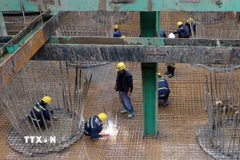 Các kỹ sư, công nhân đang ngày đêm "vượt nắng, thắng mưa" để đảm bảo tiến độ thi công Dự án. (Ảnh: Quốc Khánh/TTXVN)