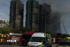 Hiện trường vụ cháy quần thể chung cư ở quận Tai Po, Hong Kong (Trung Quốc) (Ảnh: Mạc Luyện//TTXVN)