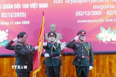 Thượng Tướng Vongsone Inpanphim, Thứ trưởng Bộ Quốc phòng, Chủ nhiệm Tổng cục Chính trị Quân đội nhân dân Lào, trao Huân chương Hữu nghị của Nhà nước Lào cho Bệnh viện Trung ương Quân đội 108 Việt Nam. (Ảnh: Xuân Tú/TTXVN)