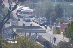 Lực lượng chức năng làm nhiệm vụ tại hiện trường vụ nổ trạm xăng ở Rome, Italy. (Ảnh: THX/TTXVN)