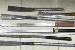 Hung khí các đối tượng sử dụng trong vụ án. (Ảnh: Công an cung cấp)