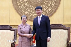 Ông Trần Huy Tuấn, Bí thư Tỉnh ủy Ninh Bình, tiếp Phó Chủ tịch Đảng Nhân dân Campuchia, bà Men Sam An. (Ảnh: Thùy Dung/TTXVN)