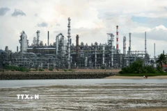 Một nhà máy lọc dầu ở Pulau Bukom, Singapore. (Ảnh: THX/TTXVN)