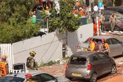 Hiện trường một vụ tấn công tên lửa tại Rehovot, Israel, ngày 20/3. (Ảnh: THX/TTXVN)