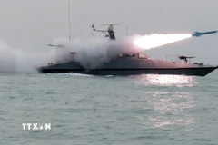 Hải quân Iran tham gia tập trận tại eo biển Hormuz ngày 16/2. (Ảnh: Anadolu Agency/TTXVN)