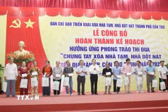 Trao quà cho các hộ dân trong chương trình xóa nhà tạm, nhà dột nát. (Ảnh: Ngọc Thiện/TTXVN)