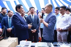 Thủ tướng Phạm Minh Chính tham quan trưng bày sản phẩm đổi mới sáng tạo và chuyển đổi số.” (Ảnh: Dương Giang/TTXVN)