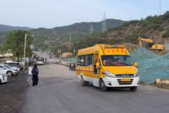 Xe cứu thương tại hiện trường vụ sập mỏ than Liushenyu ở huyện Tẩm Nguyên, tỉnh Sơn Tây, miền Bắc Trung Quốc. (Nguồn: Xinhua)