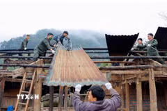 Cán bộ, chiến sỹ Công an tỉnh Lai Châu phối hợp với người dân chung tay xóa nhà tạm, nhà dột nát trên địa bàn. (Ảnh: Quý Trung/TTXVN)