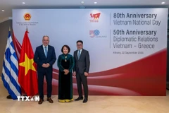 Đại sứ Phạm Thị Thu Hương và Thứ trưởng Bộ Phát triển Hy Lạp Stavros Kalafatis tại buổi lễ. (Ảnh: TTXVN phát)