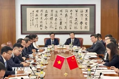 Thứ trưởng Bộ Xây dựng Nguyễn Danh Huy, Chủ tịch Phân ban Việt Nam (bên phải) cùng đoàn công tác tham dự Phiên họp lần thứ nhất Ủy ban liên hợp hợp tác đường sắt Việt-Trung. (Ảnh: TTXVN phát)