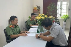 Cơ quan Công an làm việc với ông D. (Ảnh: Công an cung cấp)