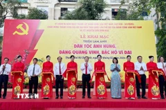 Các đại biểu thực hiện nghi thức cắt băng khai mạc Triển lãm. (Ảnh: Thu Hương/TTXVN)