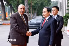 Chủ tịch Quốc hội Trần Thanh Mẫn đón Chủ tịch Hạ viện Vương quốc Hashemite Jordan Mazen Turki El Qadi. (Ảnh: Doãn Tấn/TTXVN)