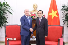 Bộ trưởng Ngoại giao Lê Hoài Trung tiếp Đại sứ Canada tại Việt Nam Jim Nickel. (Ảnh: Minh Đức/TTXVN)