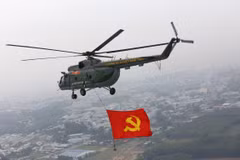 Một máy bay trực thăng Mi-8 bay trên bầu trời thành phố Biên Hòa. (Ảnh: Sỹ Tuyên/TTXVN)