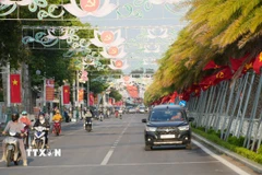 Tuyến đường 16 Tháng 4, phường Phan Rang (Khánh Hòa) trang hoàng rực rỡ cờ và panô tuyên truyền về cuộc bầu cử đại biểu Quốc hội khóa XVI và đại biểu Hội đồng nhân dân các cấp nhiệm kỳ 2026-2031. (Ảnh: Nguyễn Thành/TTXVN)
