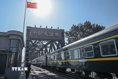 Tàu chở khách từ thành phố Đan Đông (Trung Quốc) tới Bình Nhưỡng (Triều Tiên) di chuyển qua cây cầu biên giới ở Đan Đông, tỉnh Liêu Ninh, Trung Quốc. (Ảnh: THX/TTXVN)