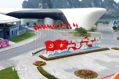 Khu vực Cung Quy hoạch, Hội chợ và Triển lãm tỉnh Quảng Ninh được trang hoàng lộng lẫy hướng tới ngày bầu cử. (Ảnh: Đức Hiếu/TTXVN)