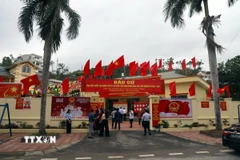 Các nhà văn hóa nơi diễn ra bầu cử cũng được trang trí rực rỡ cờ hoa. (Ảnh: Đức Hiếu/TTXVN)