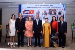 Ông Rogelio Polanco Fuentes (giữa), Đại sứ Cộng hòa Cuba tại Việt Nam, ông Mauricio Alejandro Martinez Duque (thứ 2 từ trái sang), tân Tổng lãnh sự Cộng hòa Cuba tại Thành phố Hồ Chí Minh dự buổi họp mặt. (Ảnh: Xuân Khu/TTXVN)