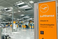 Quầy làm thủ tục của hãng hàng không Lufthansa tại sân bay Frankfurt, Đức. (Ảnh: THX/TTXVN)