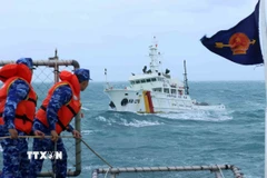 Lực lượng Cảnh sát biển phối hợp với tàu Kiểm ngư KN-276 làm nhiệm vụ chống khai thác thủy sản bất hợp pháp (IUU). (Ảnh: An Đăng/TTXVN)