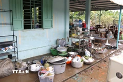 Nhiều đồ đạc, đồ dùng trong nhà bị hư hỏng sau mưa lũ. (Ảnh: Hồng Hiếu/TTXVN)