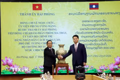 Ủy viên Trung ương Đảng, Bí thư Thành ủy Hải Phòng Lê Ngọc Châu (bên phải) tặng quà lưu niệm cho đồng chí Khamphan Phommathat, Phó Thủ tướng Chính phủ, Bộ trưởng Bộ Tư pháp Lào. (Ảnh: Mạnh Tú/TTXVN)
