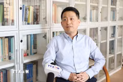 Giáo sư Khúc Cường, Đại học Dân tộc Trung ương Trung Quốc, chuyên gia bình luận CGTN trả lời phóng viên TTXVN tại Trung Quốc. (Ảnh: Quang Hưng/TTXVN)