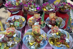 Vàng mã cúng Rằm tháng Bảy được sắp sẵn phục vụ nhu cầu của người dân tại chợ truyền thống trên địa bàn phường Tân Thuận, Thành phố Hồ Chí Minh. (Ảnh: Hương Giang/TTXVN)