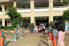 Khai giảng năm học mới tại Trường Tiểu học Bùi Văn Mới (phường Phước Long, Thành phố Hồ Chí Minh). (Ảnh: Thu Hoài/TTXVN)
