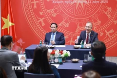 Thủ tướng Phạm Minh Chính gặp cán bộ Đại sứ quán và cộng đồng người Việt Nam tại Kuwait. (Ảnh: Dương Giang/TTXVN)
