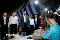 Tổng Bí thư Tô Lâm, Chủ tịch Quốc hội Trần Thanh Mẫn, Thường trực Ban Bí thư Trần Cẩm Tú và đại biểu thăm các gian hàng OCOP. (Ảnh: Thống Nhất/TTXVN)